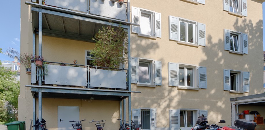 Hausr�ckseite Mehrfamilienhaus T�bingen