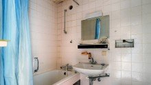 Badezimmer Sanierungsbed�rftige 1-Zimmer-Hochhauswohnung im Efeu mit Balkon und Garage