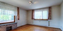 OG - Wohnzimmer (a) (OG) Platz f�r Ideen: Renovierungsbed�rftiges Zweifamilienhaus mit Perspektive