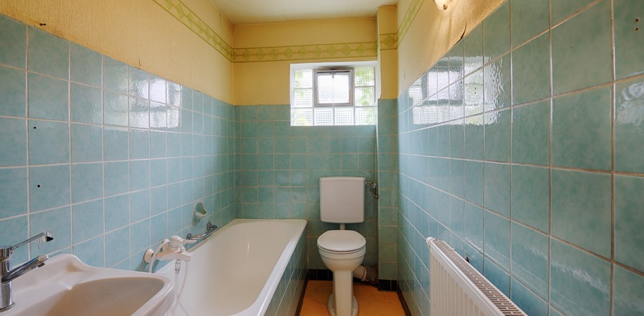 Badezimmer (a) Reiheneckhaus Pfullingen