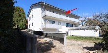 Hausansicht mit Balkon Gro�e 6-Zimmer-Wohnung mit Balkon, Garage und herrlicher Aussicht