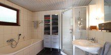 EG Badezimmer Liebevoll renoviertes Bauernhaus mit Wintergarten & Scheune