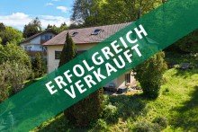 Banner V2 (3648x2432) Erfolgreich verkauft Gro�z�giges Mehrgenerationenhaus in Traumlage: Wohnen, wo andere Urlaub machen - gro�es Grundst�ck am Waldrand