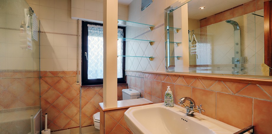 Badezimmer (EG) Zweifamilienhaus Lichtenstein-G�llesberg