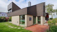 Hausr�ckseite Gro�z�giges Design-Einfamilienhaus mit Kamin und Weitblick