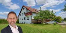 Titelbild ***Provisionsfrei*** Tolle Aussicht! Gepflegte 3-Zi.-Wohnung plus Dachgeschoss-Studio zum Wohlf�hlen