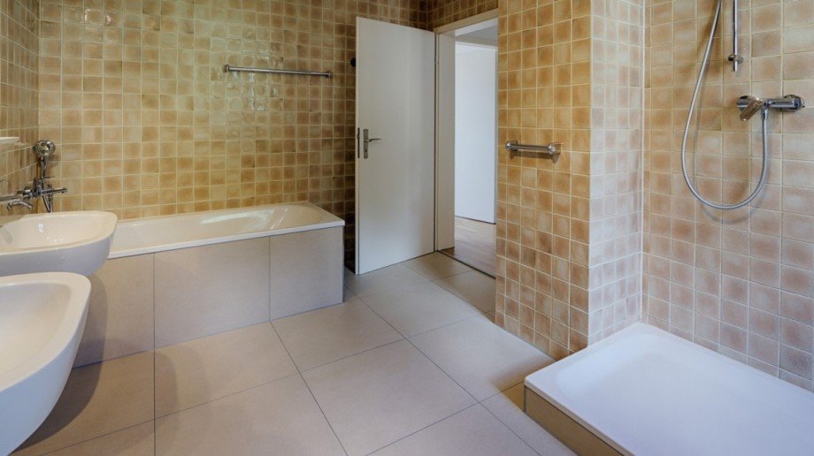 Badezimmer OG Doppelhaush�lfte Reutlingen