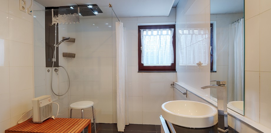 Badezimmer (UG) Zweifamilienhaus Lichtenstein-G�llesberg