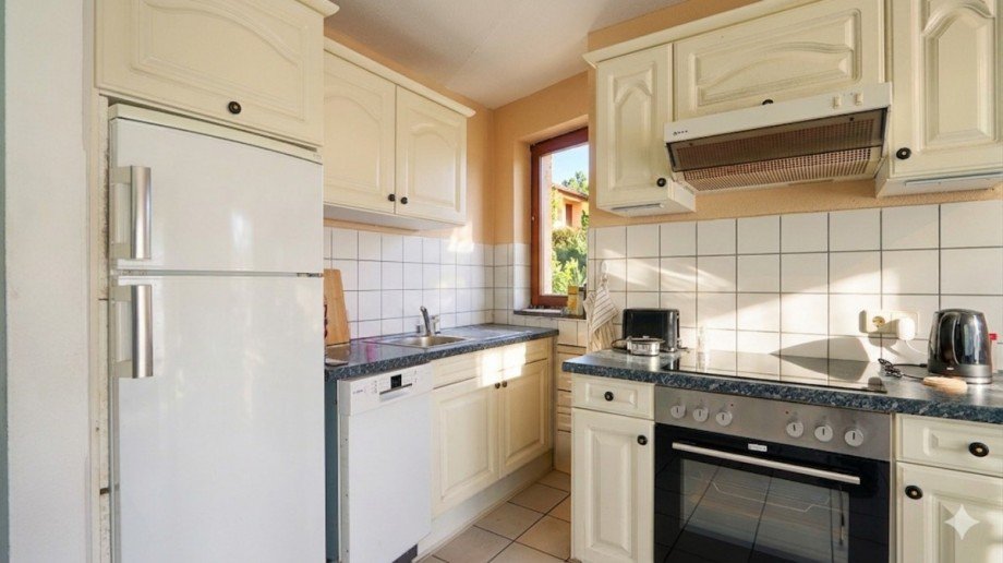 K�che (Licht KI optimiert) Etagenwohnung Reutlingen