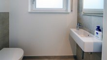 G�ste WC Gro�z�giges Design-Einfamilienhaus mit Kamin und Weitblick