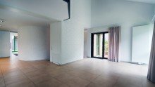 Wohnzimmer Gro�z�giges Design-Einfamilienhaus mit Kamin und Weitblick