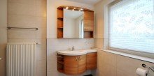 OG Badezimmer (a) Gepflegtes Reihenendhaus mit gro�em Grundst�ck,  Garage und Carport