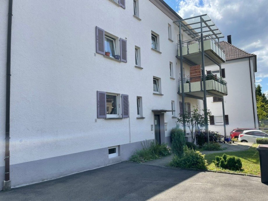 Seitenansicht des Mehrfamilienhauses Etagenwohnung Reutlingen