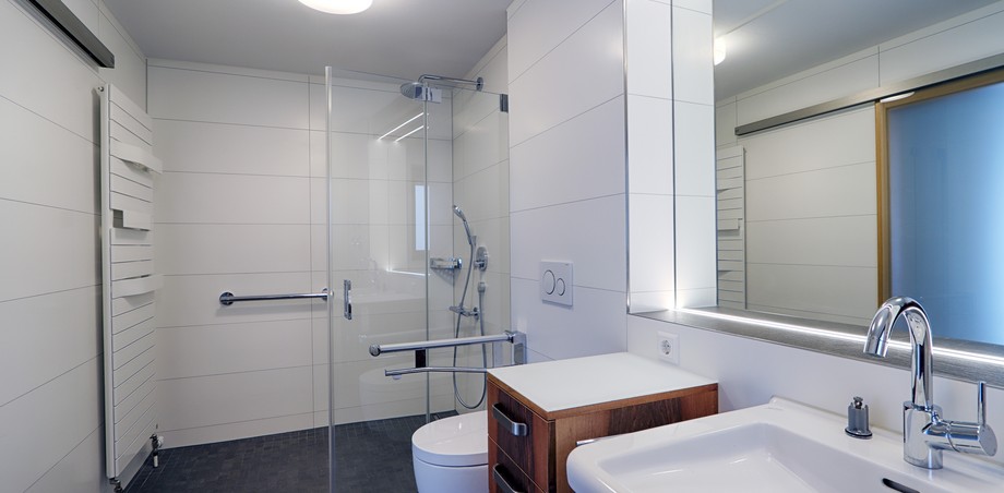 Badezimmer (a) Etagenwohnung Eningen