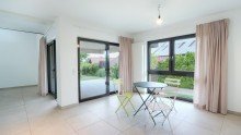 Essbereich Gro�z�giges Design-Einfamilienhaus mit Kamin und Weitblick