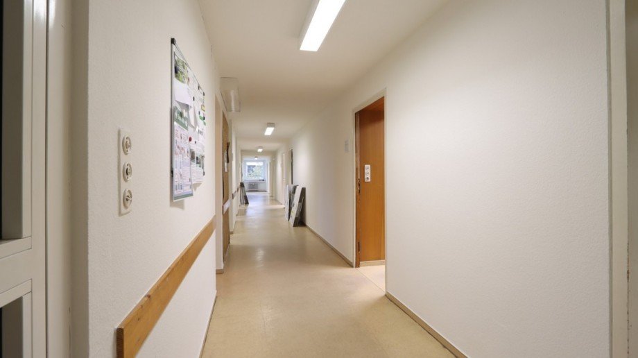 Erschlie�ungsflur im Regelgeschoss B�rohaus Reutlingen