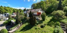$Hausfront (a) Gro�z�giges Mehrgenerationenhaus in Traumlage: Wohnen, wo andere Urlaub machen - gro�es Grundst�ck am Waldrand