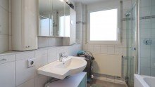 Badezimmer Sonnenunterg�nge inklusive: 3-Zimmer-Wohnung mit West-Balkon & Weitblick in Eningen