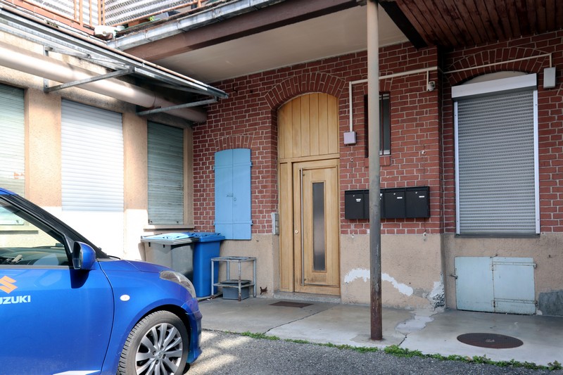 Hauseingang zu den Wohnungen Wohn- / Gesch�ftshaus Pfullingen