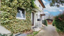 Hausfront Renovierungsbed�rftiges Reihenhaus mit toller Aussicht in Mittelstadt