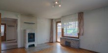 OG - Wohnzimmer (b) (OG) Platz f�r Ideen: Renovierungsbed�rftiges Zweifamilienhaus mit Perspektive