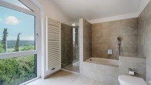 Badezimmer Gro�z�giges Design-Einfamilienhaus mit Kamin und Weitblick